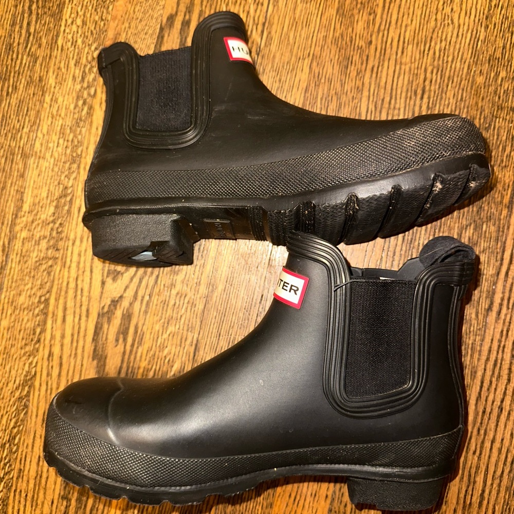 Hunter Black Chelsea Short Rain Boots with Red Logo